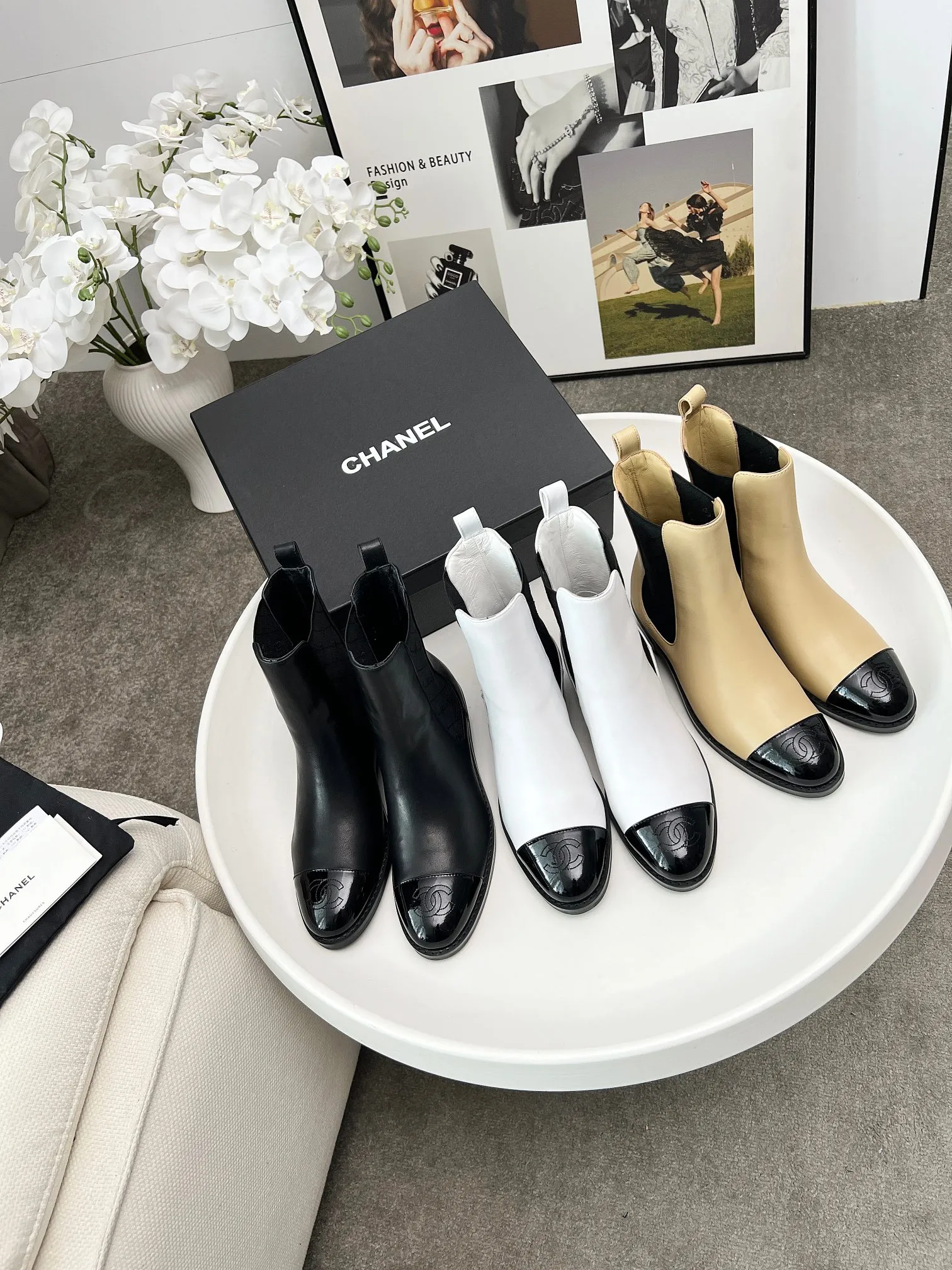 👟👟Ex-factory price 580👟👟 2025CHANEL These Chanel boots are amazing✨ Classic color matching, with a sense of high-end, the details of the toe are exquisite, and the fashion is instantly full when you put them on~ The different colors are easy to spot, and you can wear them with skirts and trousers to create a unique grandma style. Whose fashion DNA has touched it, I won’t tell you👀 Own it and you will want to carry the wind with you when you walk. These are fashionable and essential boots 👢 Fabric: cowhide Lining: sheepskin Color: black white apricot Heel height: about 4cm Tube height: 6 inches Size: 5-40 (41 customized)